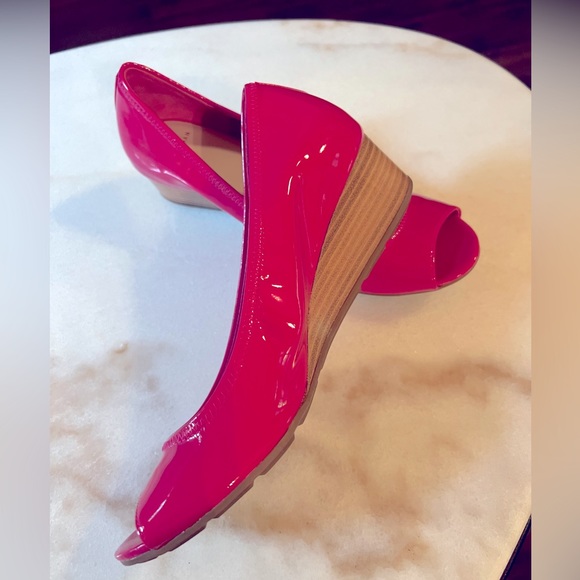 New Cole Haan Hot Pink Patent Leather Peeptoe 1 inch Wedges 7.5 - Picture 2 of 10